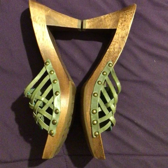 NWOT Green BCBG Slip On Wood Shoe 7.5 - Picture 2 of 7